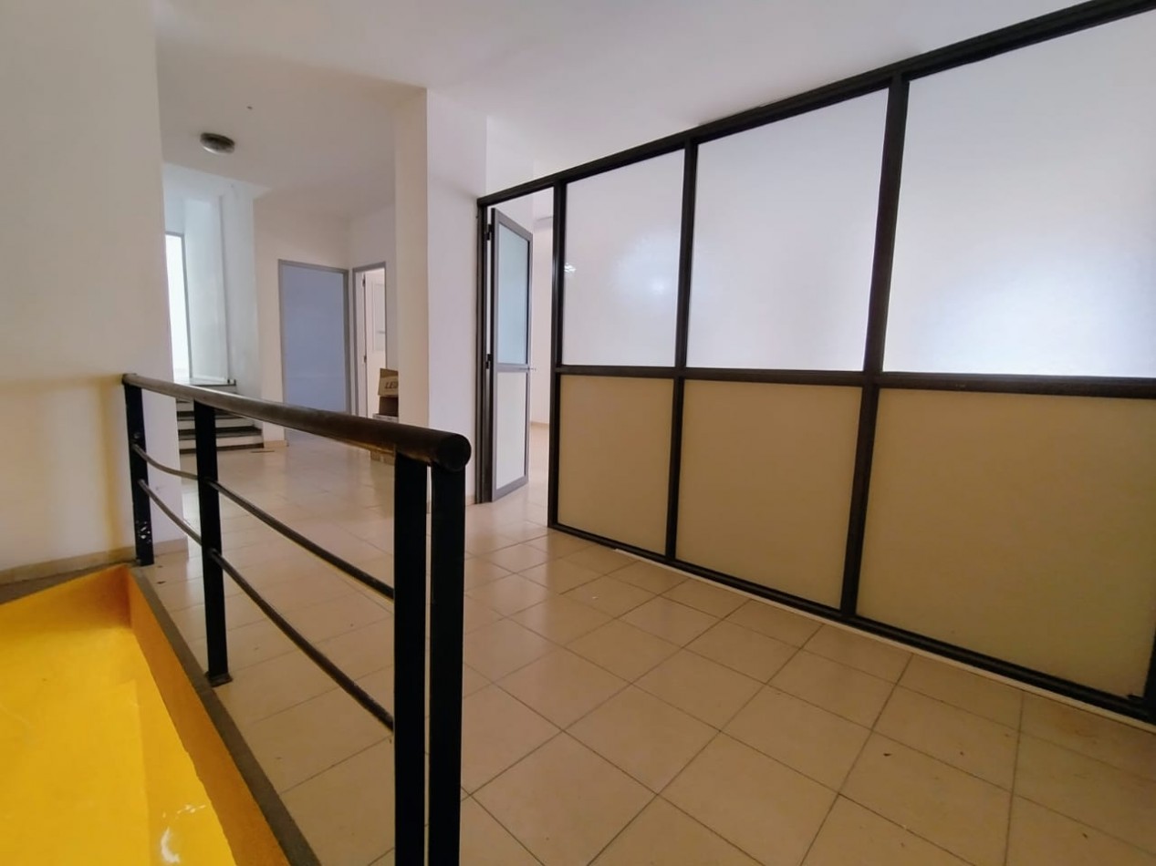 LOCAL CON OFICINAS