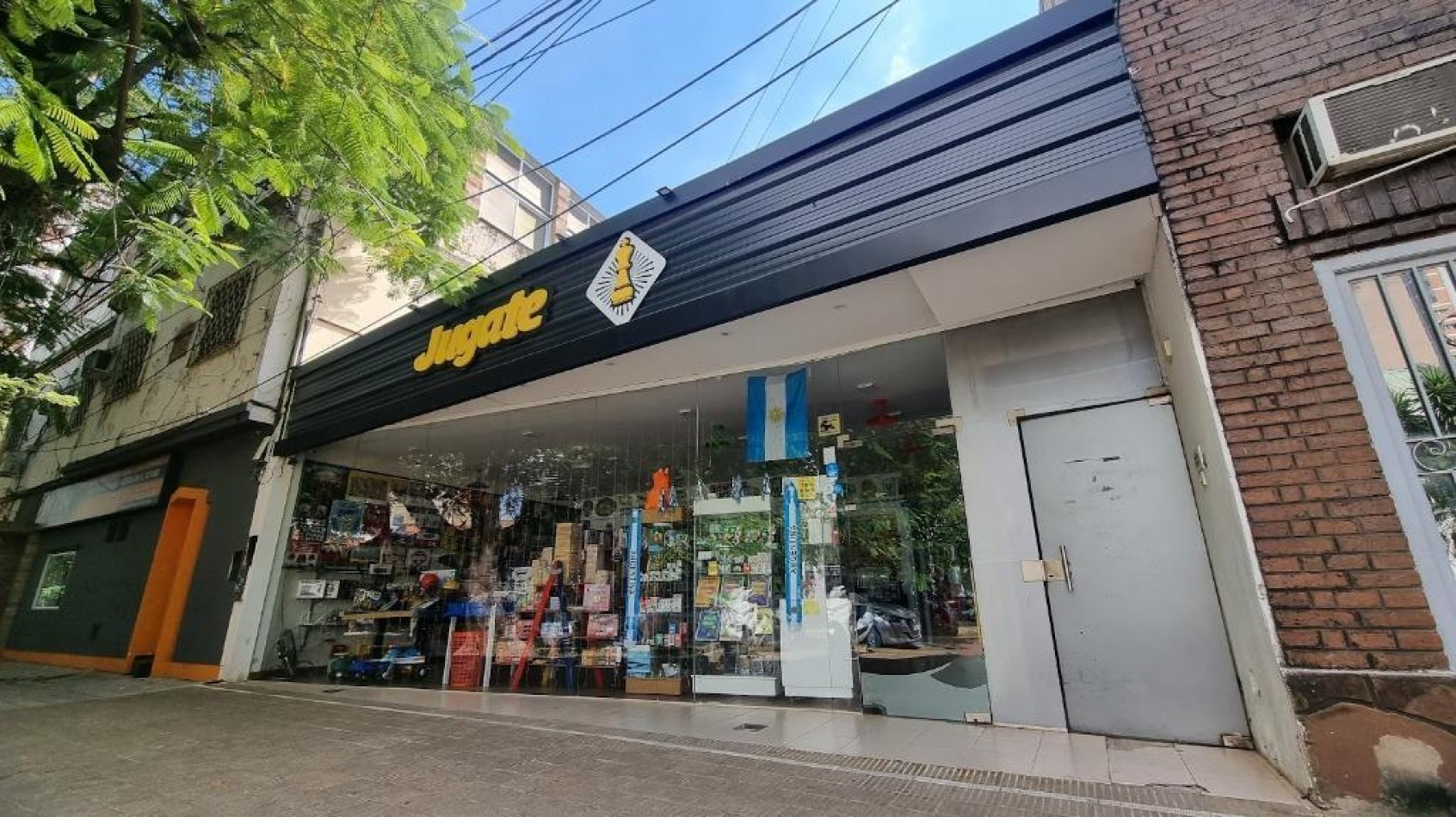CASA CON LOCAL COMERCIAL