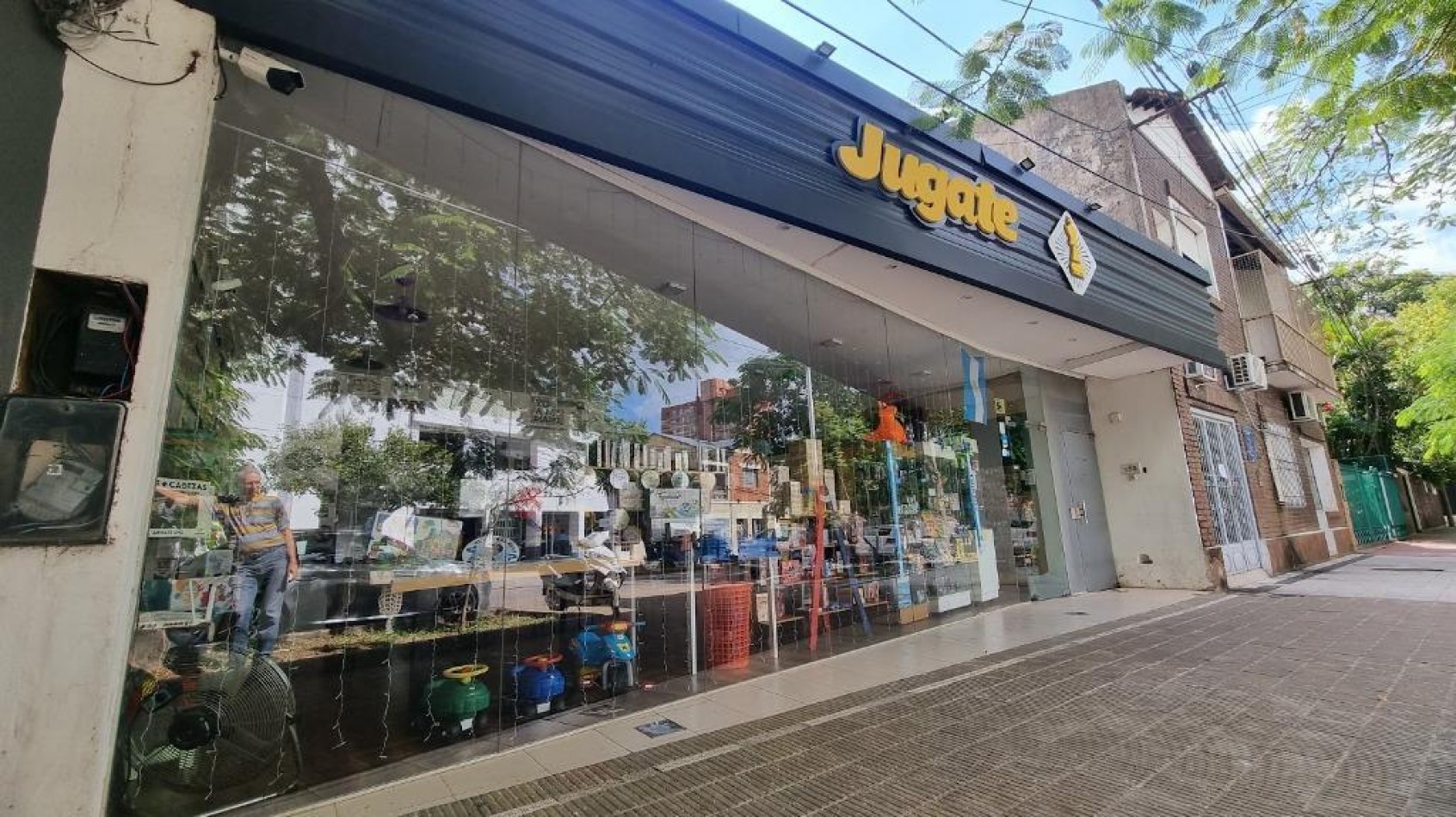 CASA CON LOCAL COMERCIAL