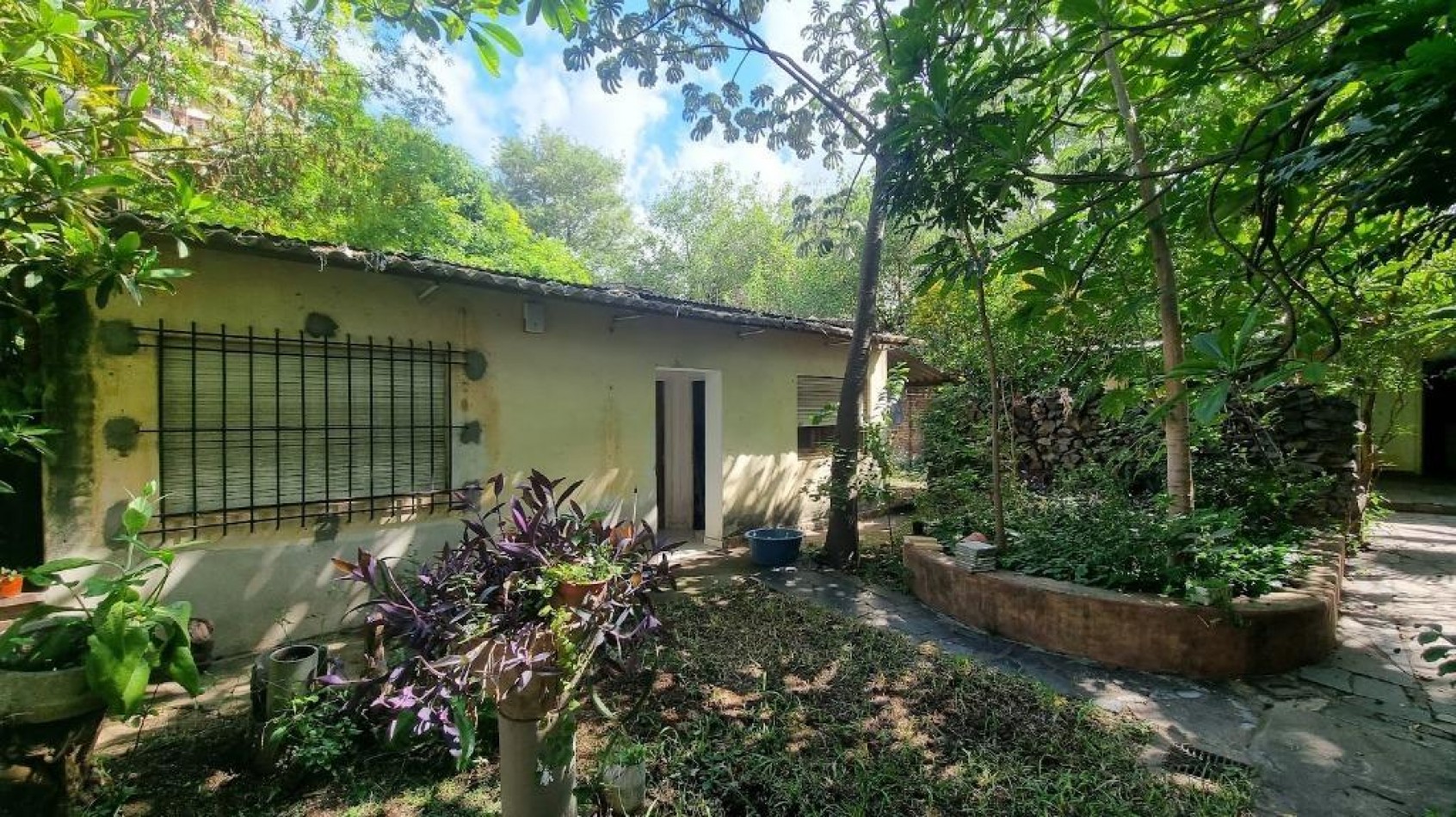 CASA CON LOCAL COMERCIAL