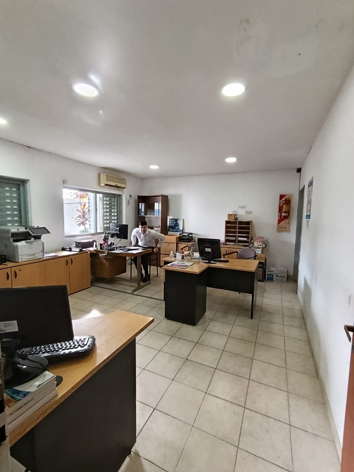 PROPIEDAD CON MULTIPLES SALONES Y OFICINAS