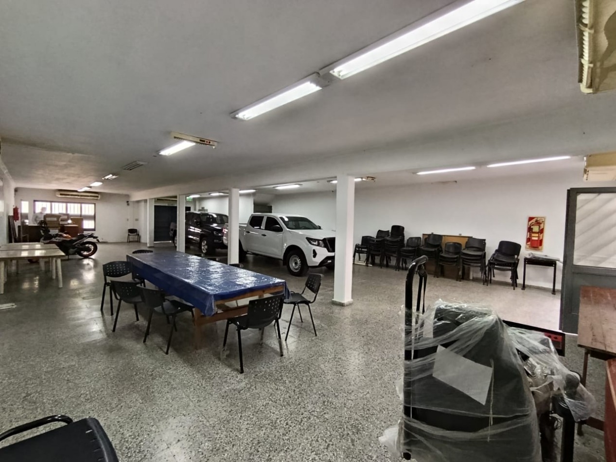 PROPIEDAD CON MULTIPLES SALONES Y OFICINAS