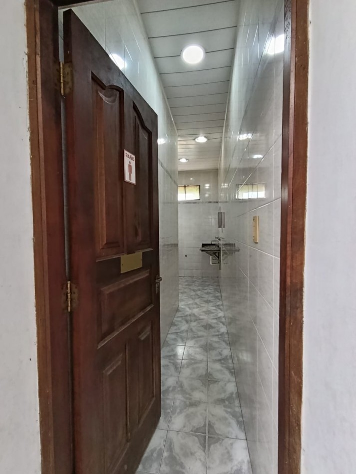 PROPIEDAD CON MULTIPLES SALONES Y OFICINAS