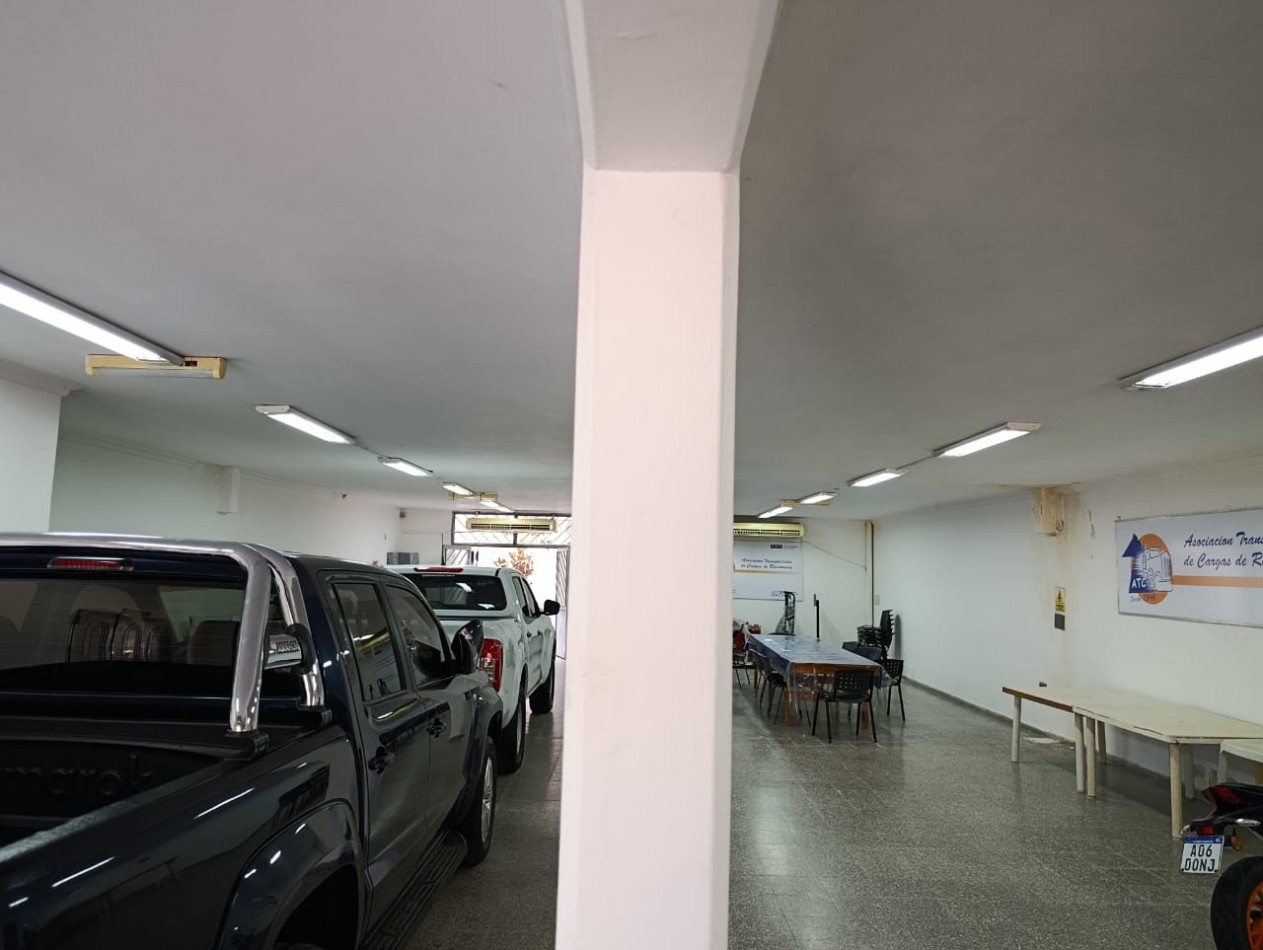 PROPIEDAD CON MULTIPLES SALONES Y OFICINAS