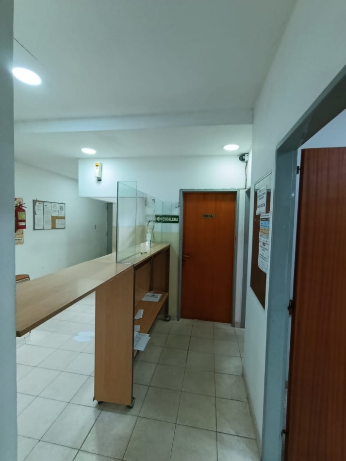 PROPIEDAD CON MULTIPLES SALONES Y OFICINAS