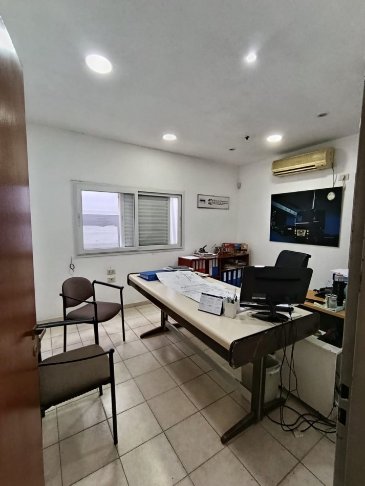 PROPIEDAD CON MULTIPLES SALONES Y OFICINAS
