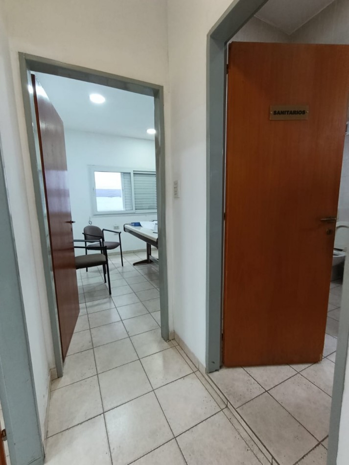 PROPIEDAD CON MULTIPLES SALONES Y OFICINAS