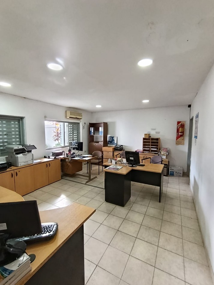 PROPIEDAD CON MULTIPLES SALONES Y OFICINAS