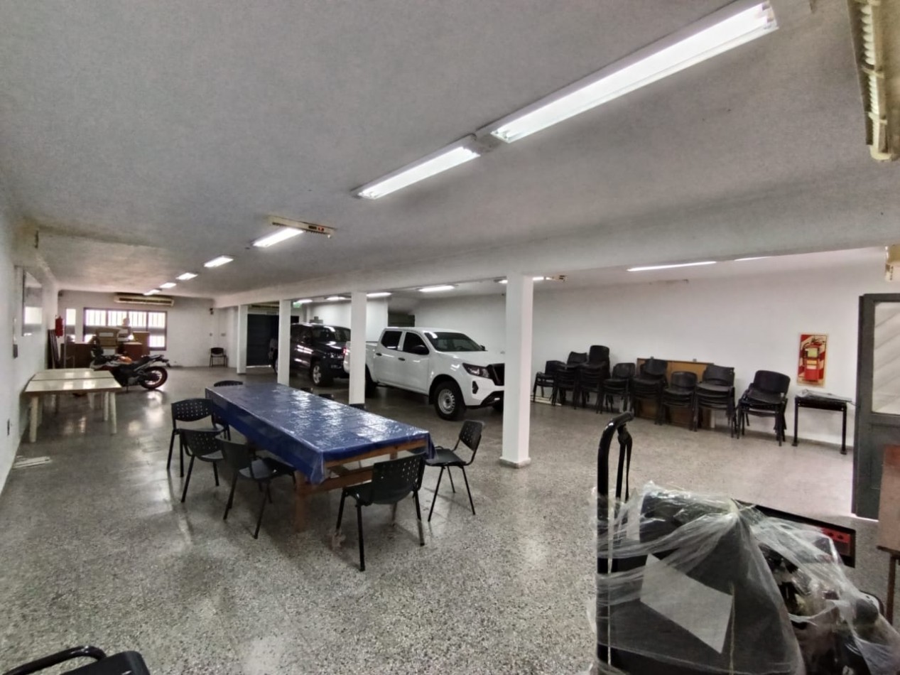 PROPIEDAD CON MULTIPLES SALONES Y OFICINAS