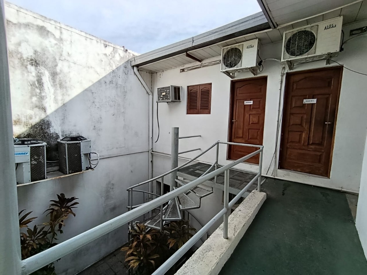 PROPIEDAD CON MULTIPLES SALONES Y OFICINAS