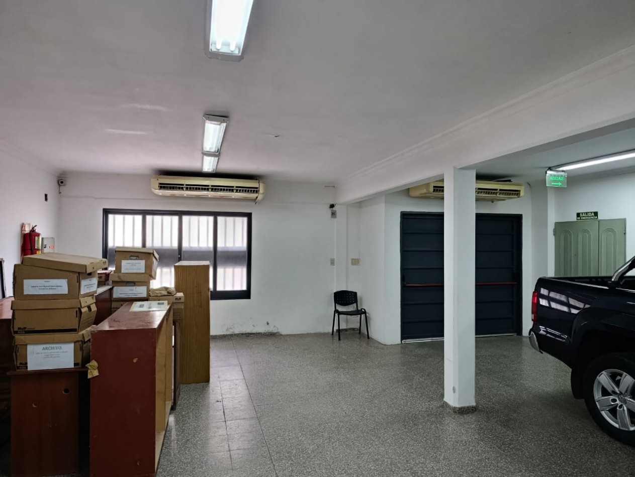 PROPIEDAD CON MULTIPLES SALONES Y OFICINAS