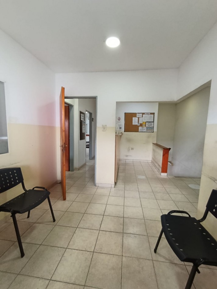 PROPIEDAD CON MULTIPLES SALONES Y OFICINAS