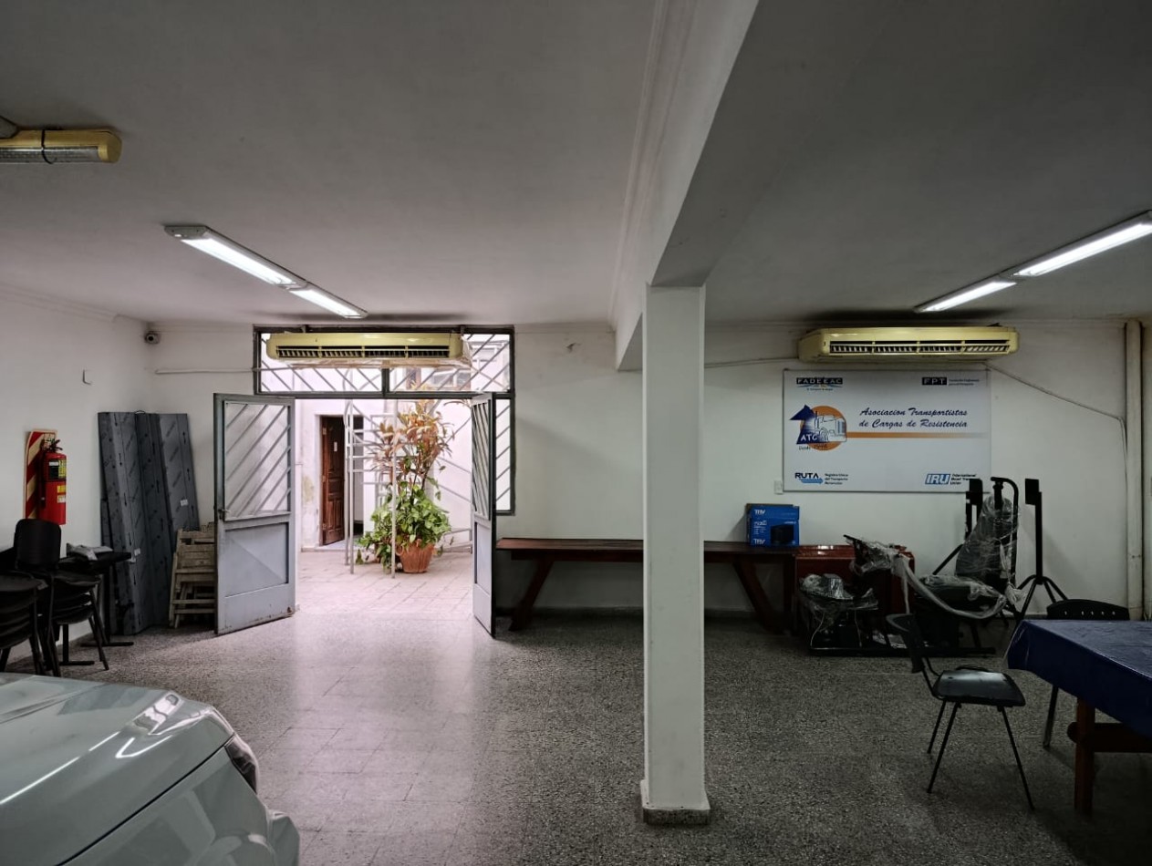 PROPIEDAD CON MULTIPLES SALONES Y OFICINAS
