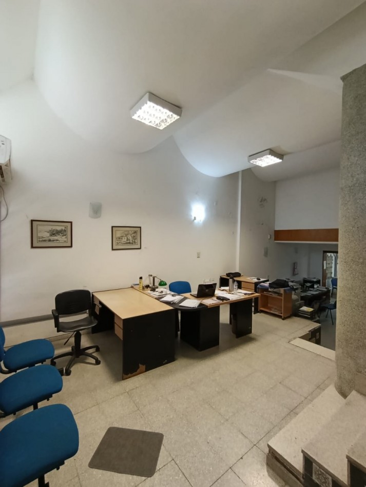 PROPIEDAD CON MULTIPLES SALONES Y OFICINAS