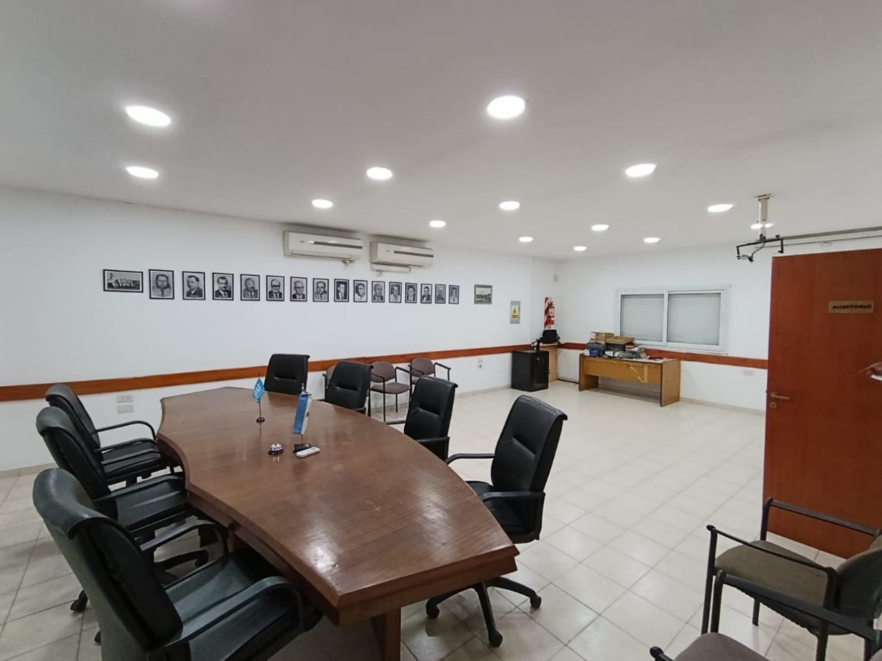 PROPIEDAD CON MULTIPLES SALONES Y OFICINAS