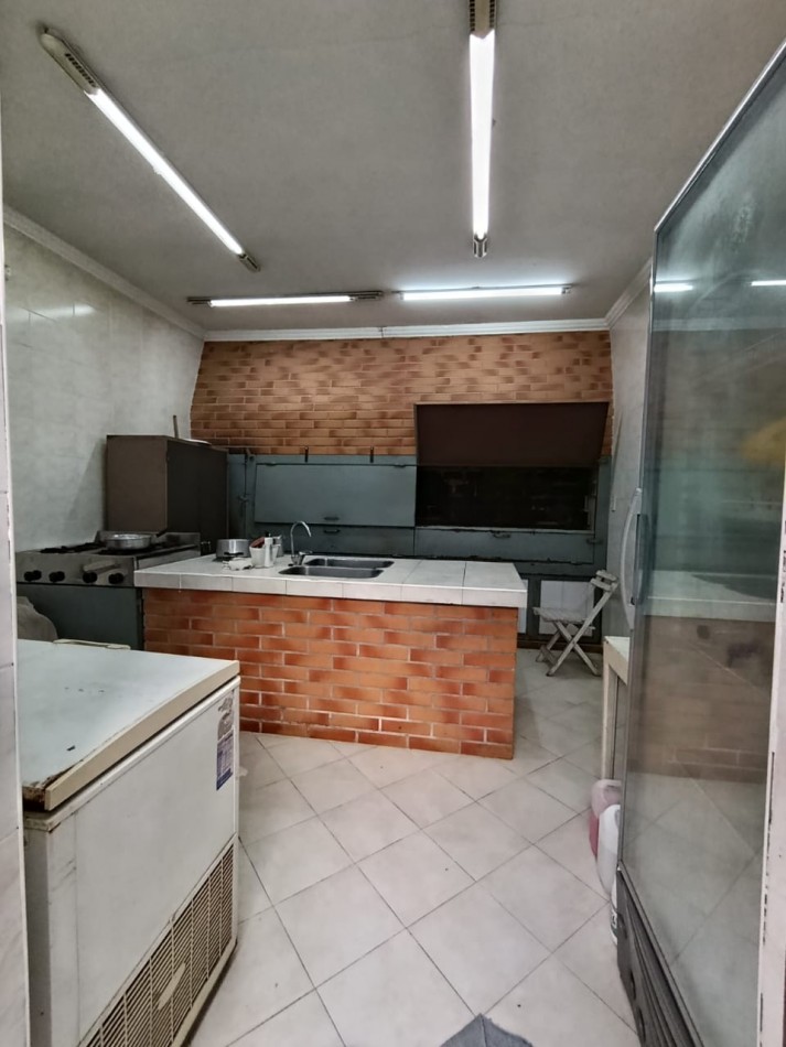 PROPIEDAD CON MULTIPLES SALONES Y OFICINAS