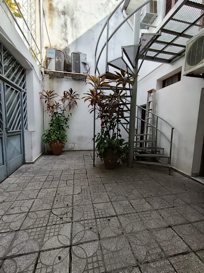 PROPIEDAD CON MULTIPLES SALONES Y OFICINAS