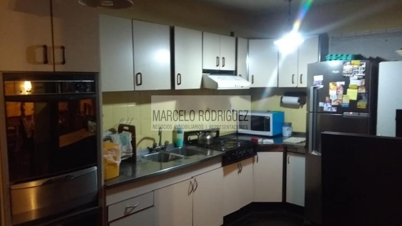 CASA CON OFICINAS
