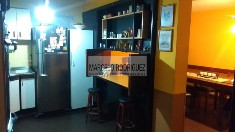CASA CON OFICINAS