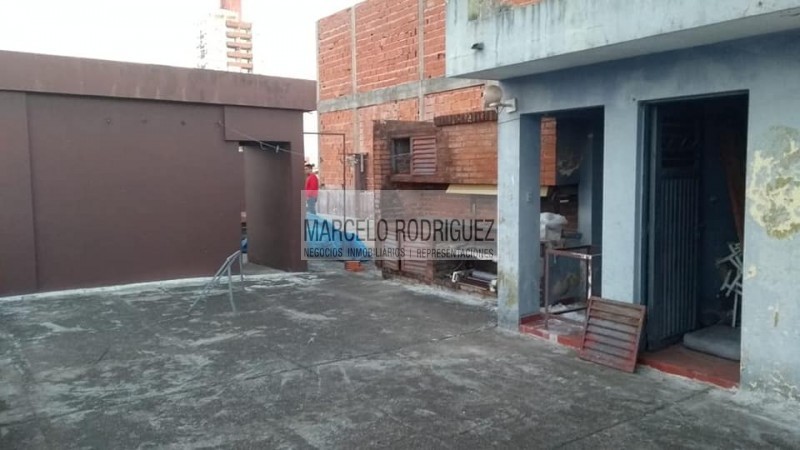 CASA CON OFICINAS