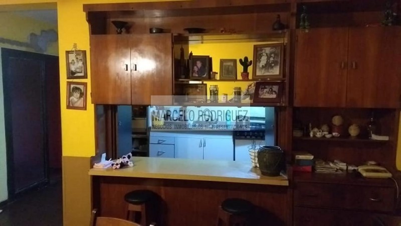 CASA CON OFICINAS