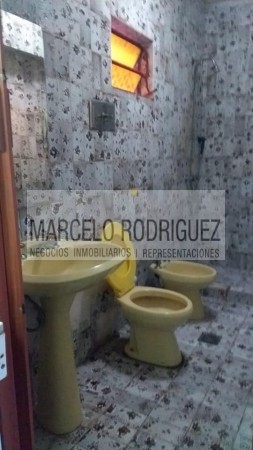 CASA CON OFICINAS