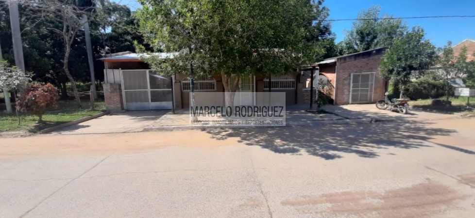 CASA CON LOCALES