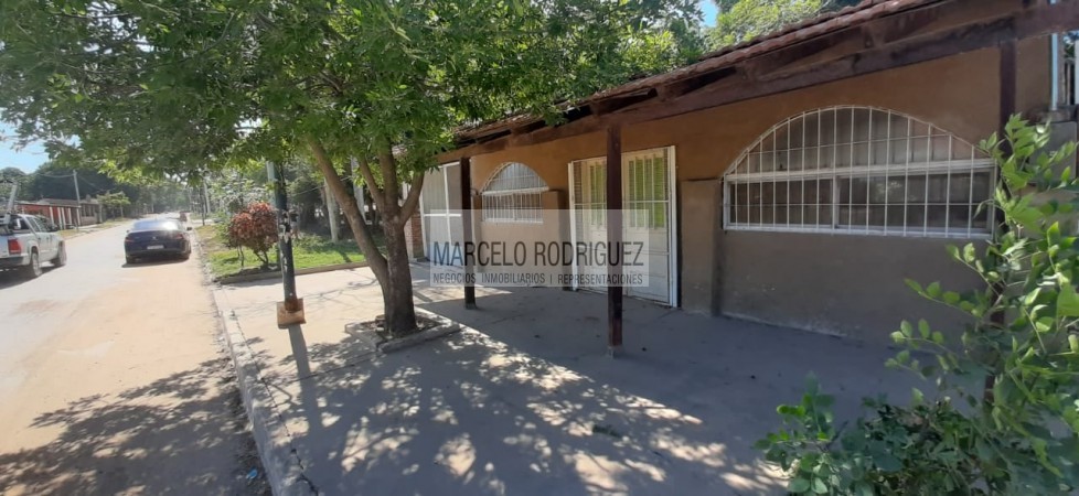 CASA CON LOCALES