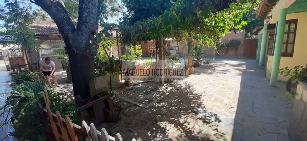 CASA CON LOCALES