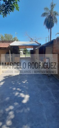 CASA CON LOCALES
