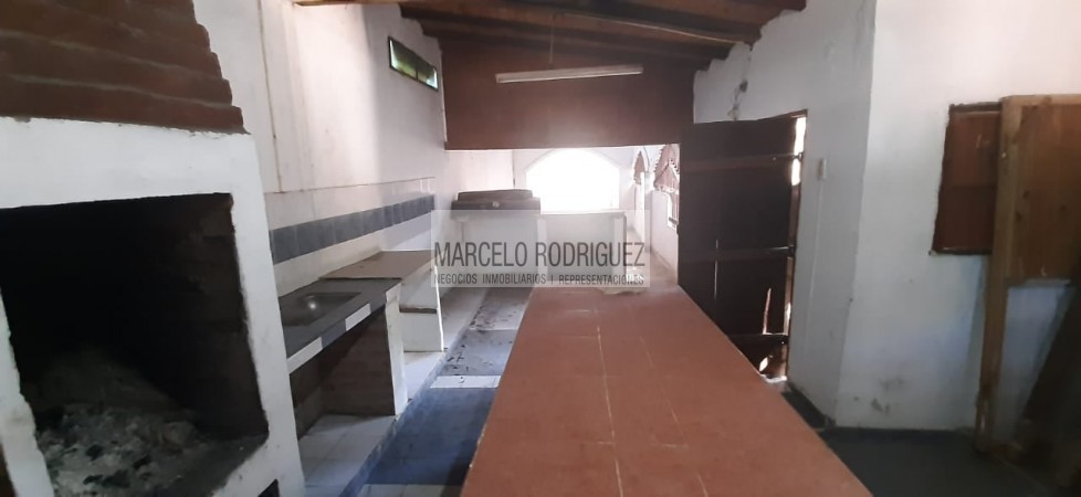 CASA CON LOCALES