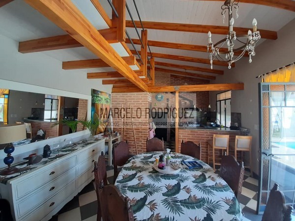CASA CON QUINCHO Y PISCINA