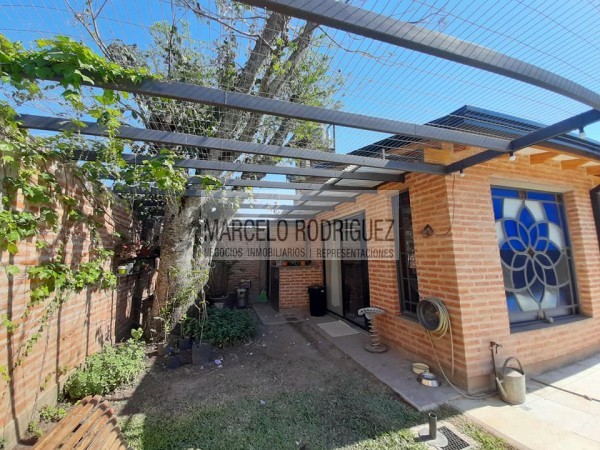 CASA CON QUINCHO Y PISCINA