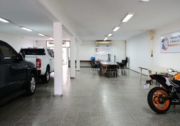 PROPIEDAD CON MULTIPLES SALONES Y OFICINAS